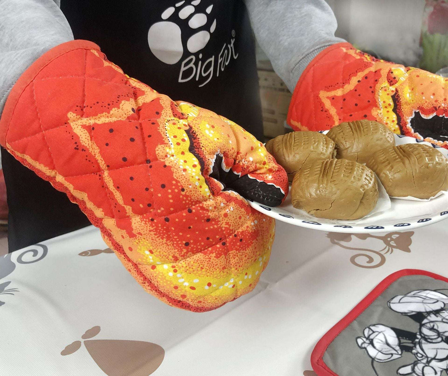 Cotton oven gloves, heat-insulating gloves, microwave oven gloves - available at Sparq Mart